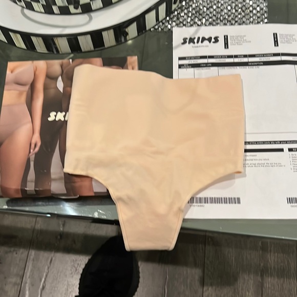 Skims core control thong - Picture 1 of 4